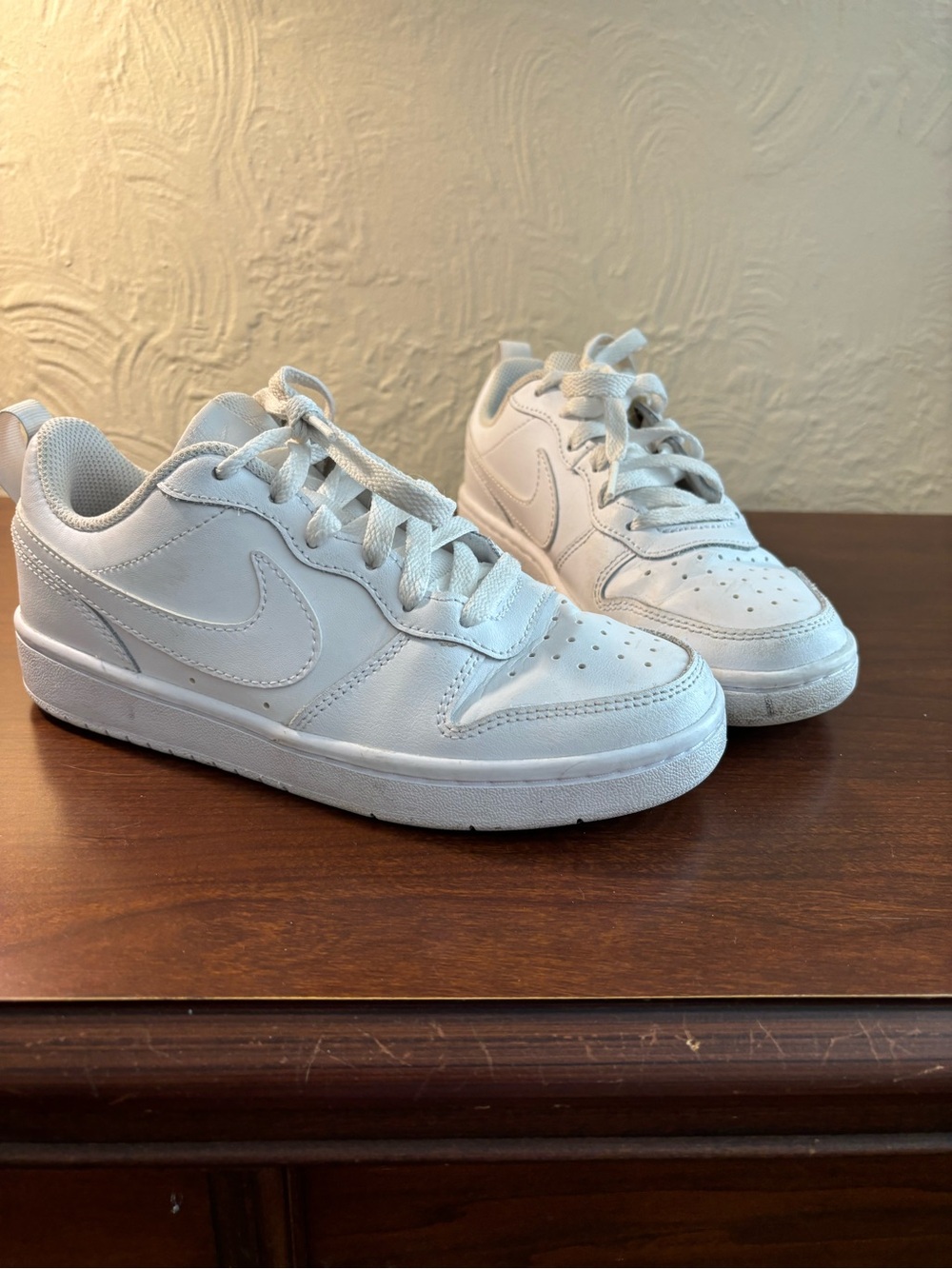 Girls’ Nike sneakers tennis athletic shoes, size 3.5